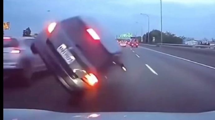 Güzgüyə baxmadan sağa çıxan sürücü maşını aşırıb yoldan çıxdı - VİDEO