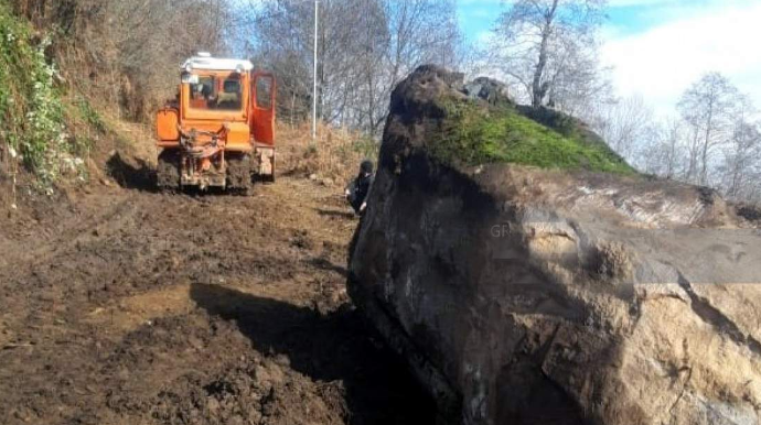 Lerikdə yolu bağlayan qaya parçası ƏRAZİDƏN GÖTÜRÜLÜB - FOTO