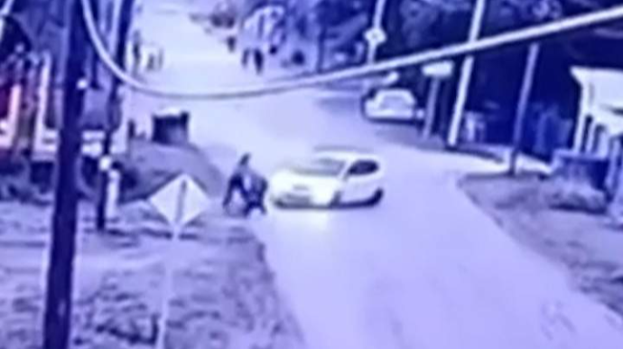 Sərxoş sürücü ananı və uşaq arabasında olan körpəsini vurdu - VİDEO