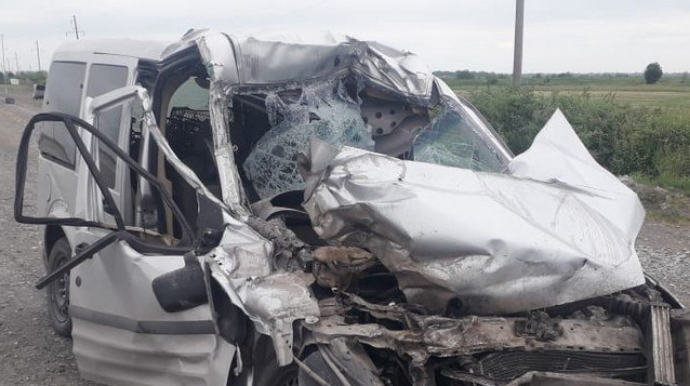 Ağdaşda avtomobil traktorun qoşqusuna çırpılıb  - FOTO