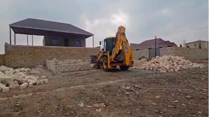 Gəncədəki bu qanunsuz tikili söküldü - VİDEO