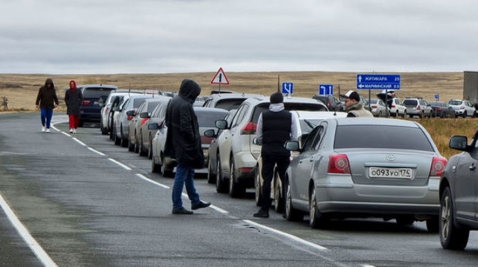 Количество ожидающих на границе России и Латвии автомобилей за неделю выросло в четыре раза