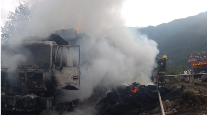 İsmayıllıda ot daşıyan yük maşını yanıb - FOTO