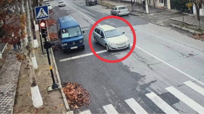 В Азербайджане водитель, находясь в движении, получил штраф за парковку во втором ряду— ФОТО 