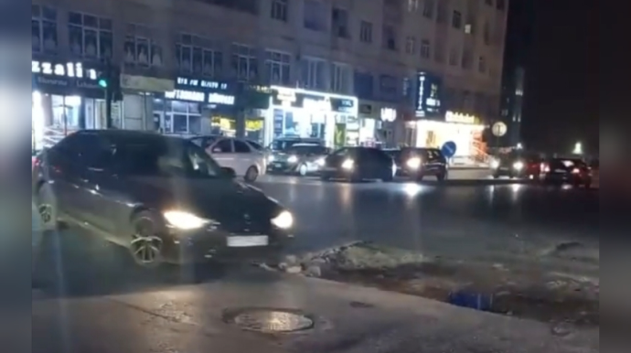 Xırdalanda yolu qazıb sürücülərə "sürpriz" hazırladılar: Maşınlara ciddi ziyan dəydi - VİDEO