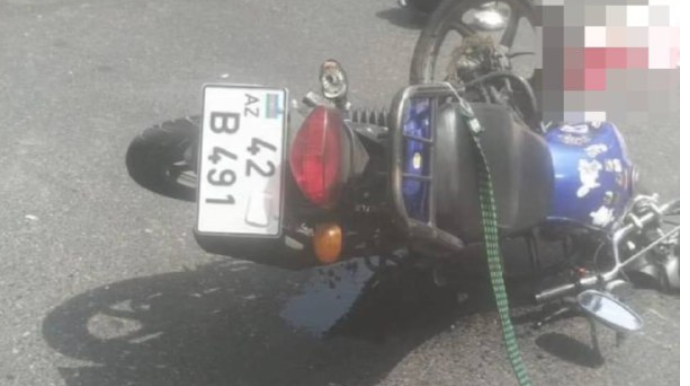 Bakıda motosiklet avtomobilə çırpıldı, ölən var   - FOTO