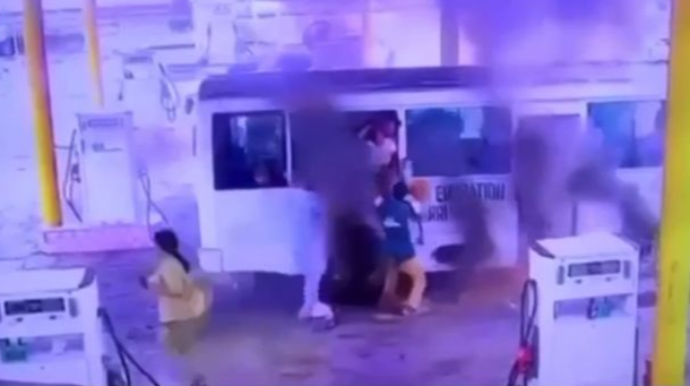 Şagird avtobusu yanacaqdoldurma məntəqəsində alışdı - VİDEO