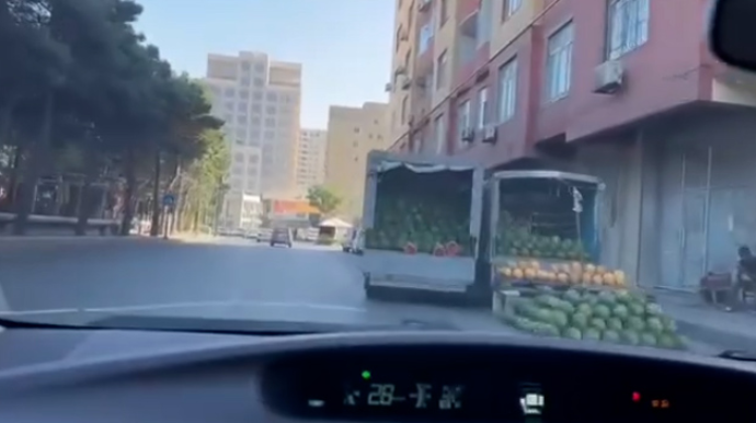 “Bazar açıb”  yolları zəbt edən qarpız satanlar  - VİDEO