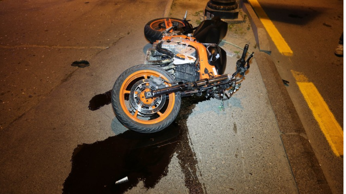 Bakıda motosiklet avtomobillə toqquşdu, xəsarət alan var