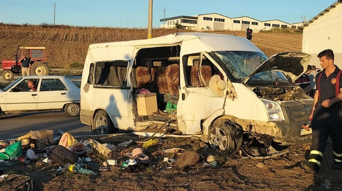 Türkiyədə mikroavtobus aşıb, onlarla yaralanan var 