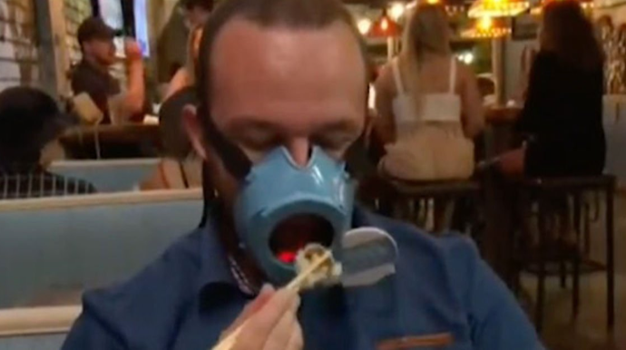 Yemək yeyəndə belə çıxarılmayan maska icad edildi - VİDEO 