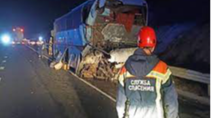 Avtobus TIR-la toqquşdu, ölən və yaralananlar var 