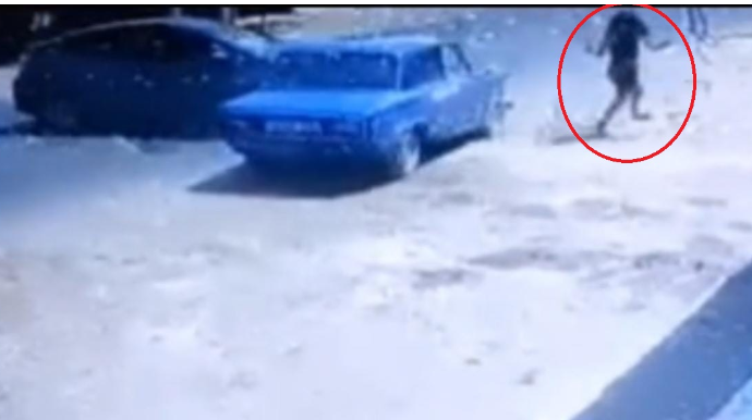 Qaydanı pozan "Prius" ağır qəza törətdi, piyada ölümdən döndü   - VİDEO