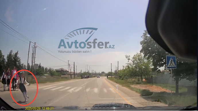 Valideynin nəzarətindən çıxan məktəbli sürücüyə təhlükəli anlar yaşatdı  - VİDEO