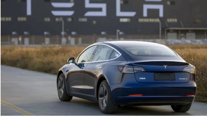 "Tesla" minlərlə avtomobili təmir edəcək 