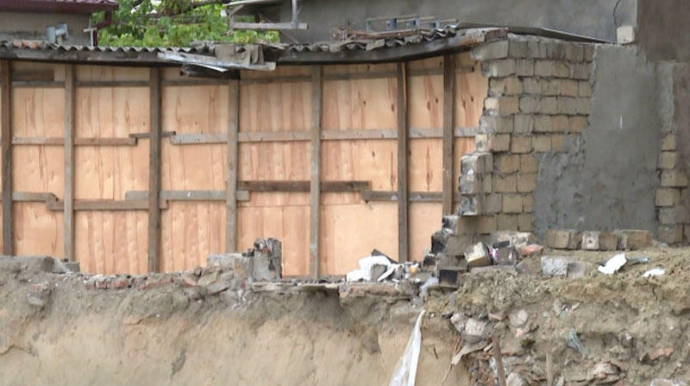 Bu evlər hər an uçmaq təhlükəsi ilə üz-üzədir  - VİDEO