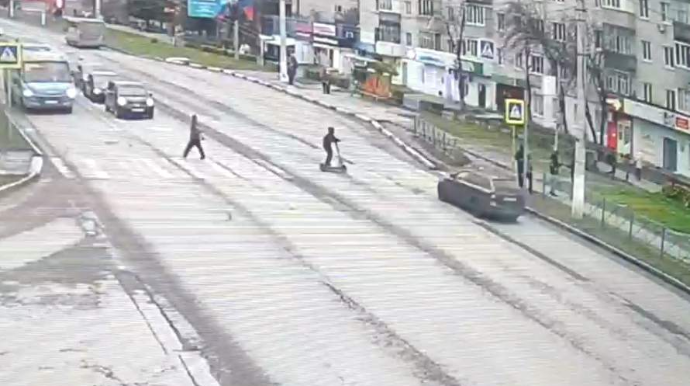 Sərxoş halda maşın sürən qadın skuter sürən məktəblini vurdu - VİDEO 