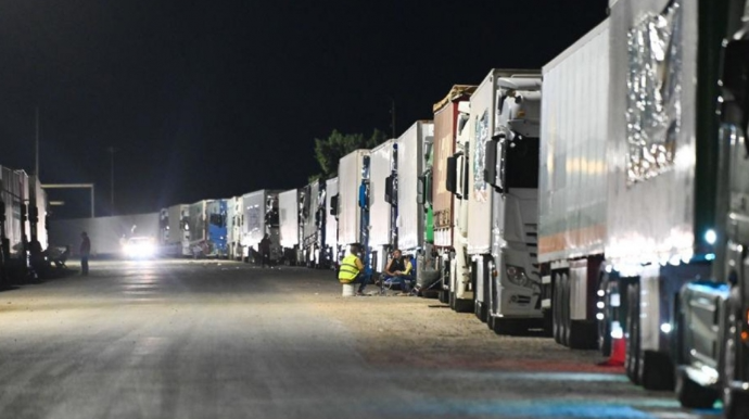 İsrail Qəzzaya humanitar yardım aparan yük maşınlarına icazə verdi 