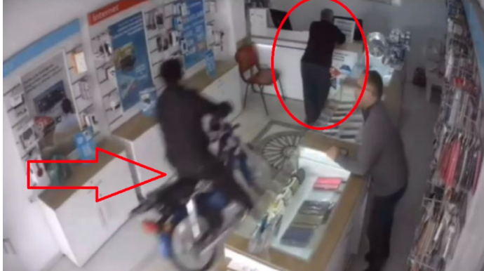 Motosikleti dayandıra bilməyən sürücü mağazaya girib alıcını vurdu  - VİDEO