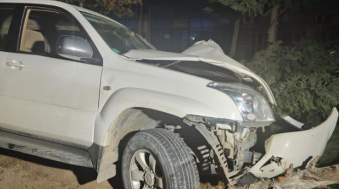 Xırdalanda "protiv" gedən sürücü ağaca çırpıldı - FOTO - VİDEO