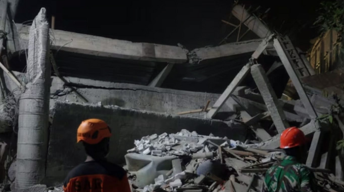 Bina uçub, 100-ə yaxın şəxs xəsarət alıb 