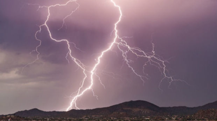 İldırım nəticəsində Yevlaxda elektrik verilişi dayandırılıb