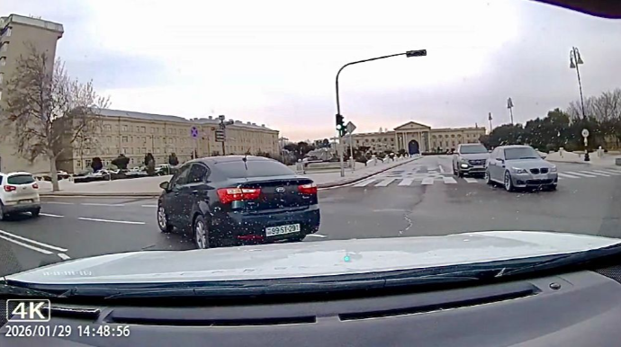 Zolağına sığmayan sürücü yolayrıcında qəza şəraiti yaratdı    - VİDEO