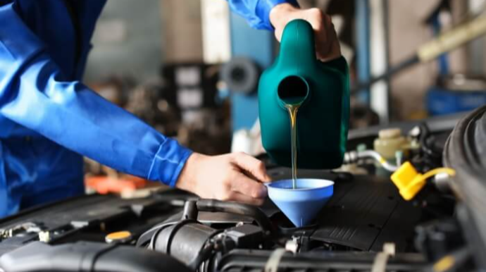 Mühərrikə artıq yağ tökəndə nələr baş verir? – Sınaqdan keçirildi 