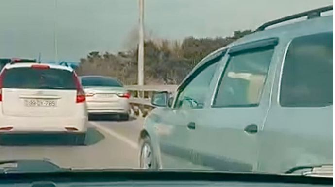 Yol çiyninə çıxan sürücülər avtomobilləri sıxışdırıb təhlükə yaratdılar   - VİDEO
