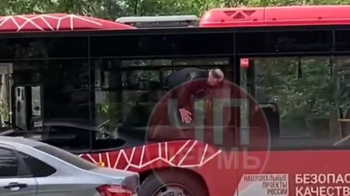 Sərxoş kişi avtobusun pəncərəsindən düşmək istədi - VİDEO 