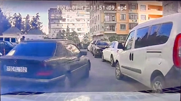 Ən sadə qaydanı pozan sürücü təhlükəli anlara səbəb oldu   - VİDEO