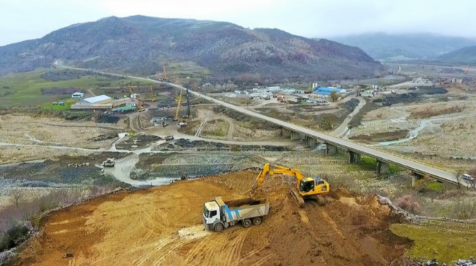 Şimal-qərb istiqamətində yeni yolun və körpülərin inşasına başlanılıb  - FOTO