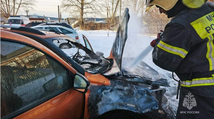 Huşsuz vəziyyətdə olan sürücü yanan avtomobildən belə xilas edildi – ANBAAN VİDEO