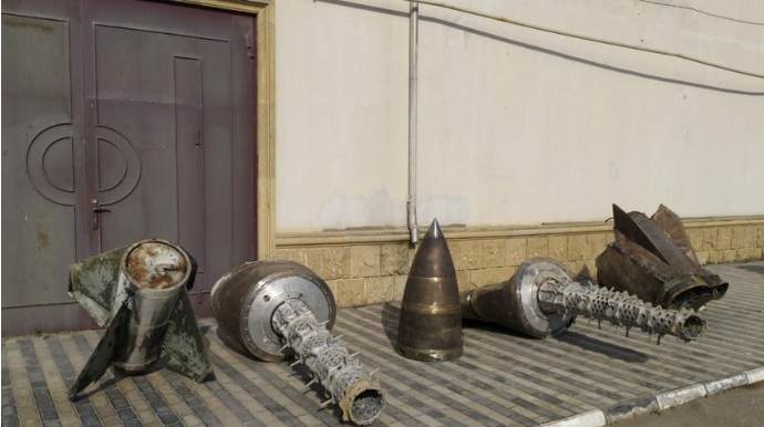 Обломки выпущенного армянами "Искандера-М" в Парке военных трофеев в Баку