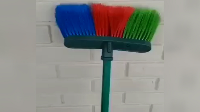 BİABIRÇILIQ!  Azərbaycanda bayrağımızın rənglərinə boyanmış süpürgələr satılır - VİDEO   - YENİLƏNİB