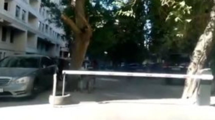 Bakıda binanın həyəti qanunsuz dayanacağa çevrilib - İDDİA  - VİDEO