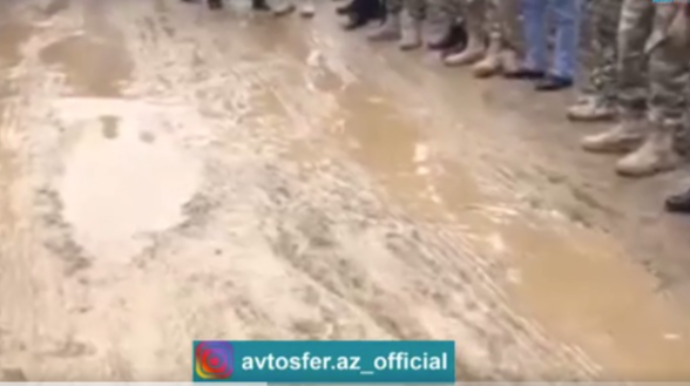 Şəhidin ildönümü palçığın içində qeyd olundu: 250 metrlik yol niyə təmir olunmur? - VİDEO