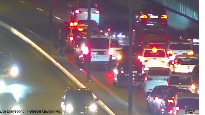 Bakıda körpüdəki qəza sıxlığa səbəb oldu - FOTO