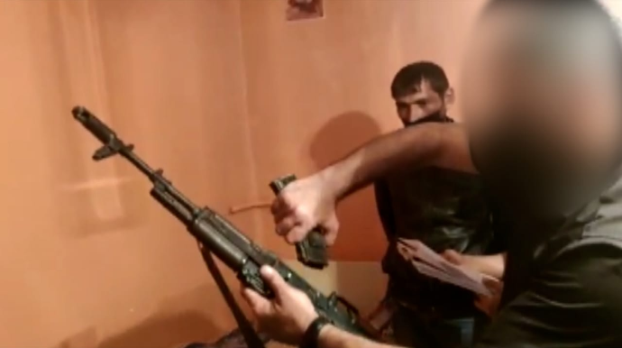 Abşeronda yaşadığı evdə avtomat gizlədən şəxs saxlanıldı - FOTO - VİDEO