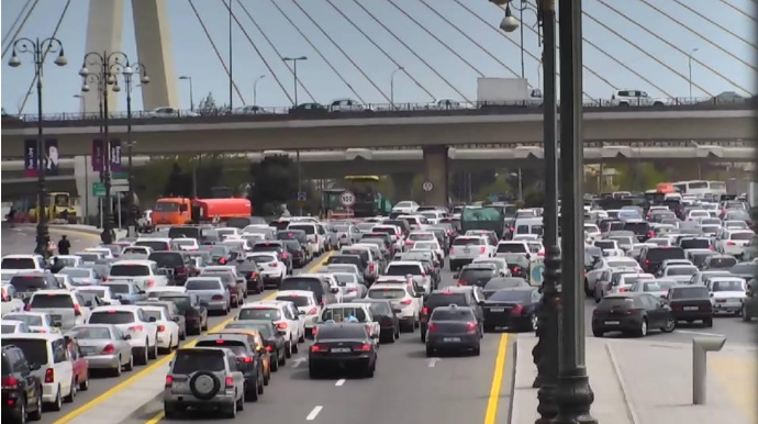 Bakının tıxac problemi artıq PİK SAATA  baxmır  - VİDEO