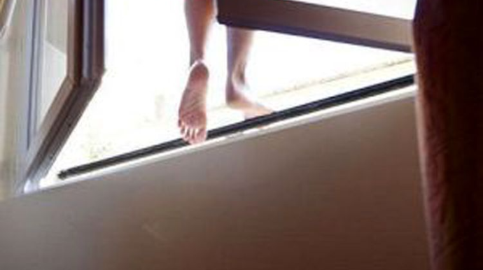 Bakıda gənc qız özünü binadan atıb