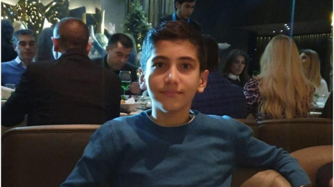 В Баку умер подросток, на которого упала каменная плита с фасада здания