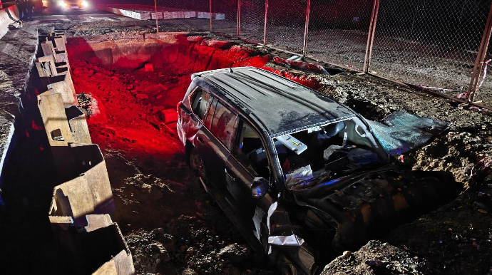 Gənc sürücü “Lexus”u dəmirə çırpıb aşırdı; 5 nəfər yaralandı - FOTO 