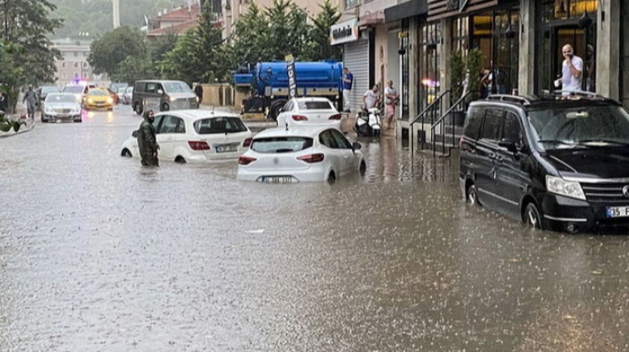 İstanbul selə təslim oldu:  Yollar gölə çevrildi, insanlar çətin durumda qaldılar - FOTO - VİDEO 