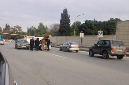 Bakıda yol qəzası baş verib, avtomobil deformasiyaya uğrayıb - FOTO