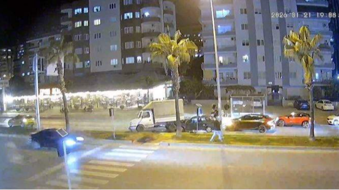 Piyadalara “zebra”da yol verən sürücü qəzaya səbəb oldu; 4 nəfər yaralandı - VİDEO 