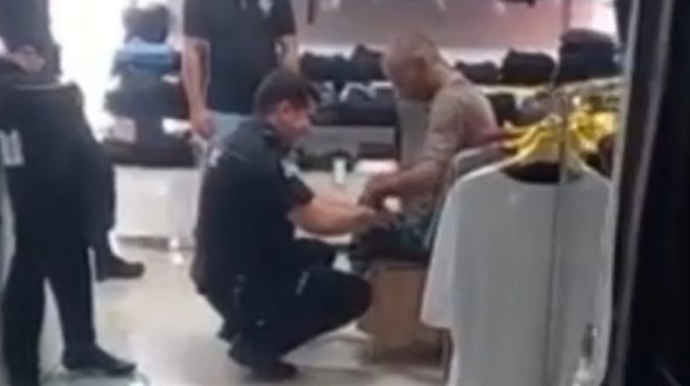 Polisdən qaziyə gözlənilməz hərəkət  - VİDEO