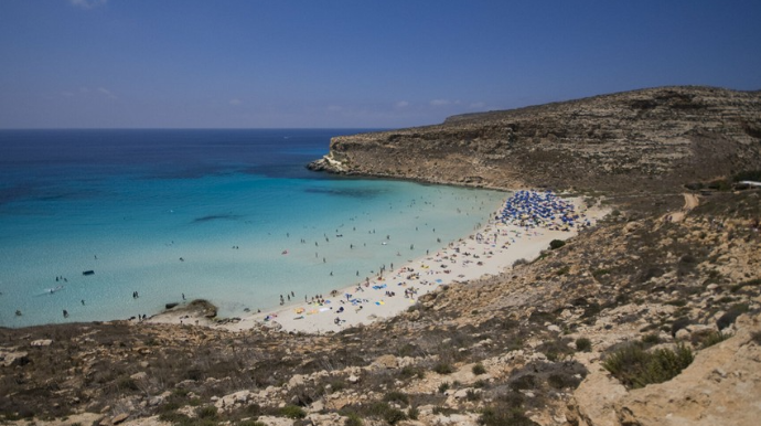 Aralıq dənizində miqrantları daşıyan qayıq aşıb, ölənlər var
