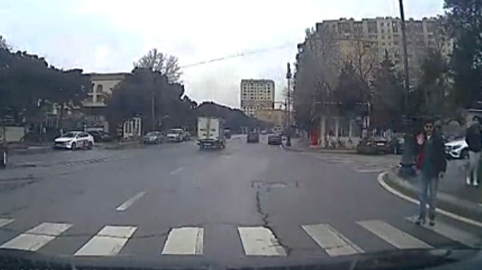 Keçiddə dayanan piyada sürücünü boş yerə saxlatdırdı   - VİDEO