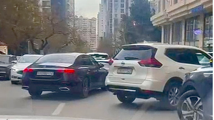 İkinci zolaqda maşın saxlayan sürücülər hərəkəti çətinləşdirdi     - VİDEO